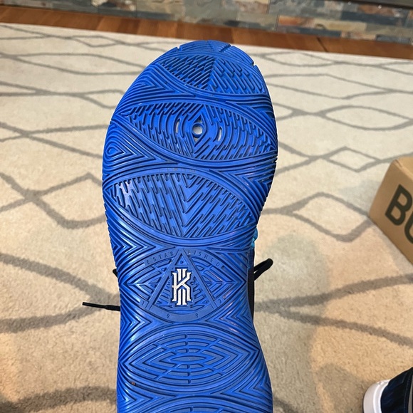 Special Edition Duke Kyrie 5 Basketball Shoes - Picture 4 of 8